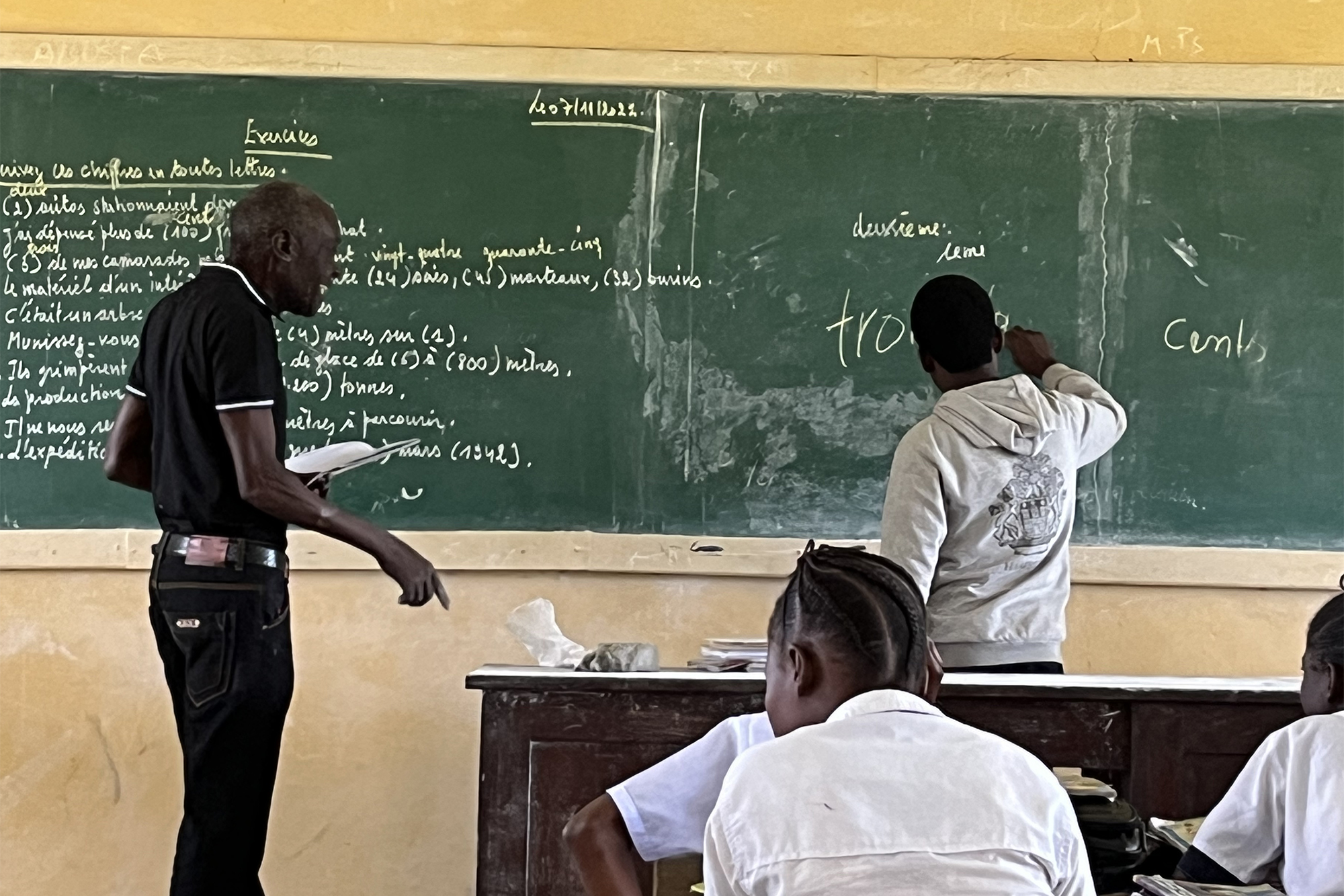 Alle theoretischen Unterrichte erfolgen nach dem Prinzip "Der Lehrer schreibt an die Tafel, Schüler schreiben ab". Unterrichtsunterlagen – Fehlanzeige. (Bild: Dorothea Peters)