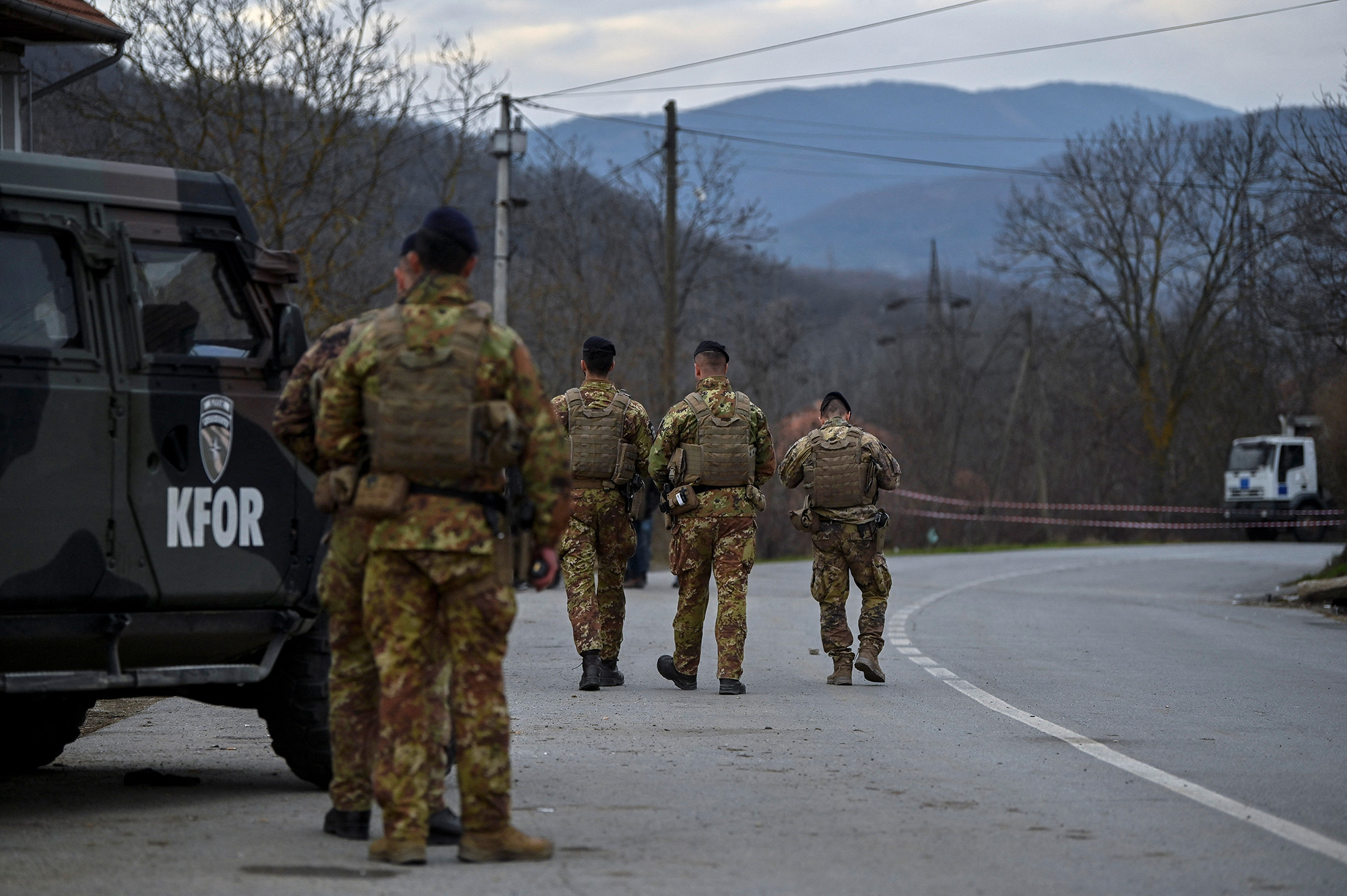 Nato-Soldaten am Donnerstag im serbischen Dorf Rudare nahe der Grenze (Bild: Armend Nimani/AFP)