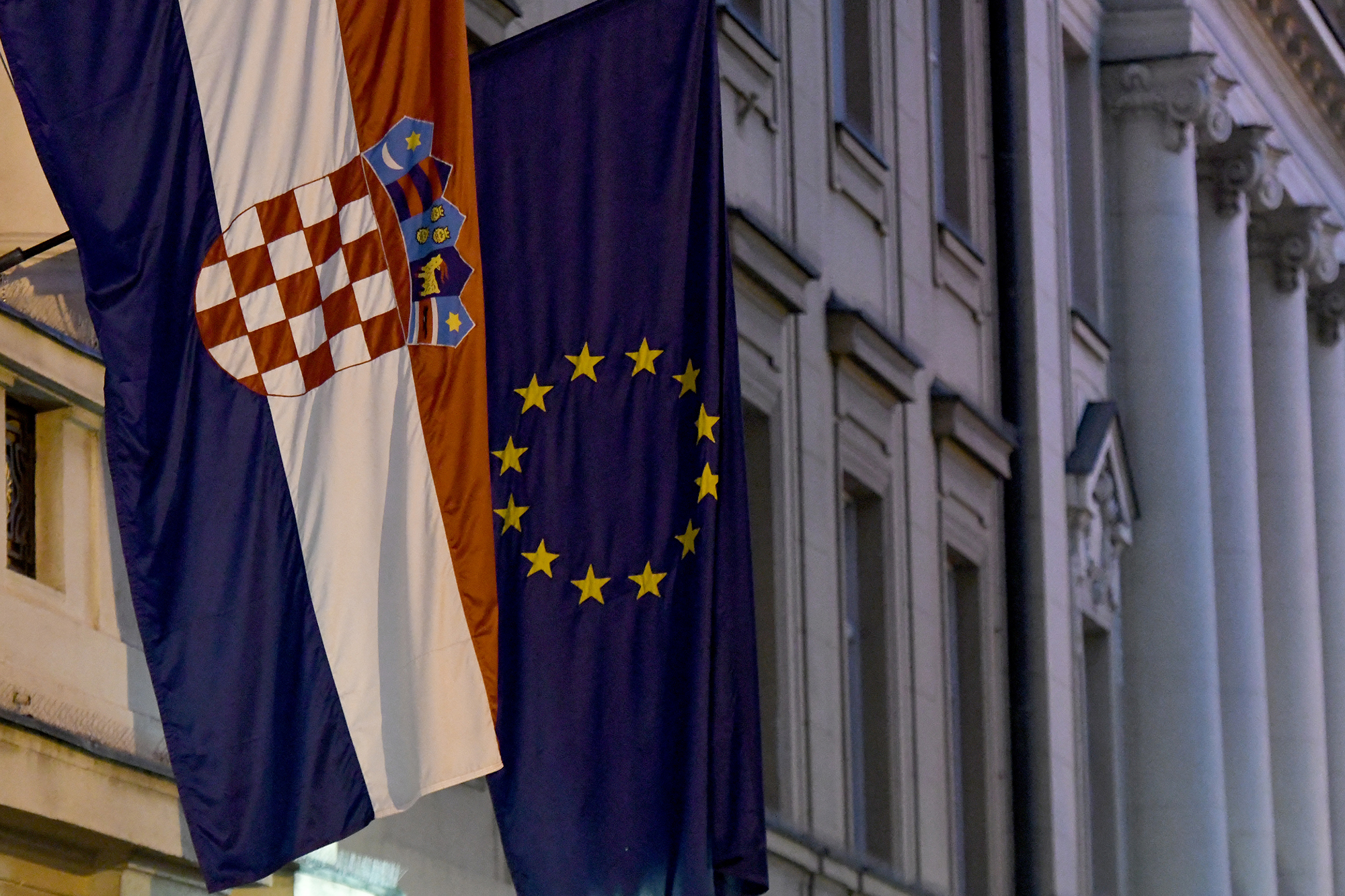 Kroatische Fahne und EU-Flagge vor dem kroatischen Parlament in Zagreb