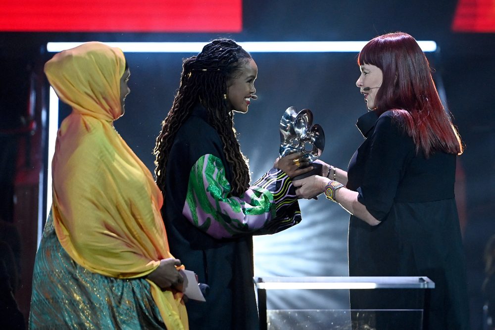 Fartuun Adan und Tochter Ilwad Elman nehmen den Preis von Veranstalterin Gunilla Hallonsten entgegen (Bild: Maja Suslin/AFP)