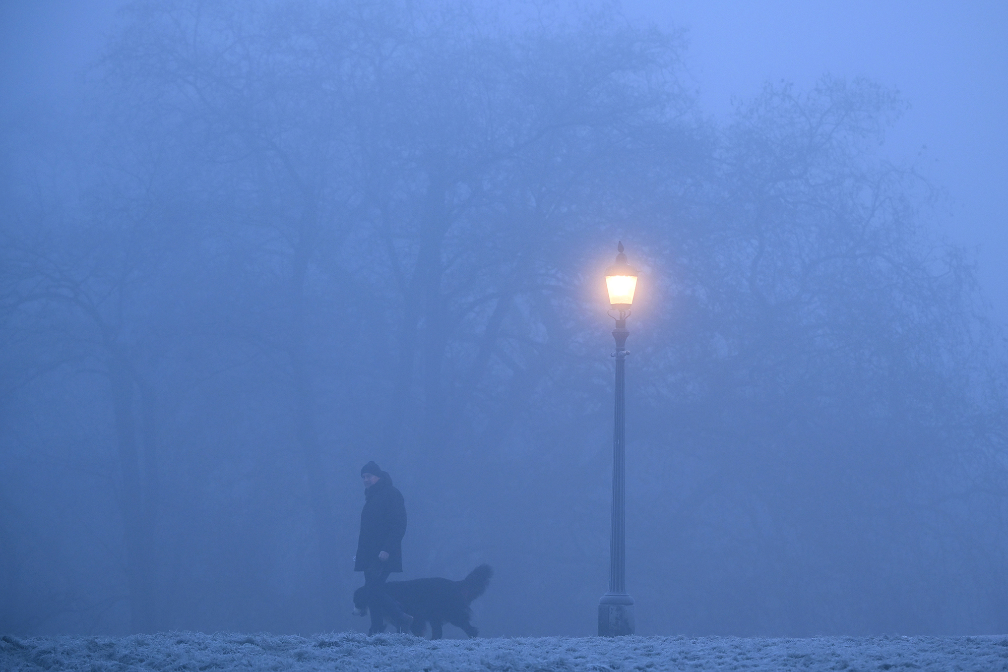 Schnee und Nebel im Stadtpark des Londoner Stadtteils Primrose Hill (Bild: Justin Tallis/AFP)
