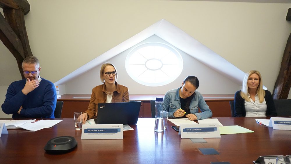 Stefan Recker, Leiter des Fachbereichs Unterrichtspersonal, Catherine Reinertz, Leiterin des Fachbereichs Ausbildung und Unterrichtsorganisation im Ministerium, Bildungsministerin Lydia Klinkenberg, Sandra Förster, Schulentwicklungsberaterin (v.l.n.r.)