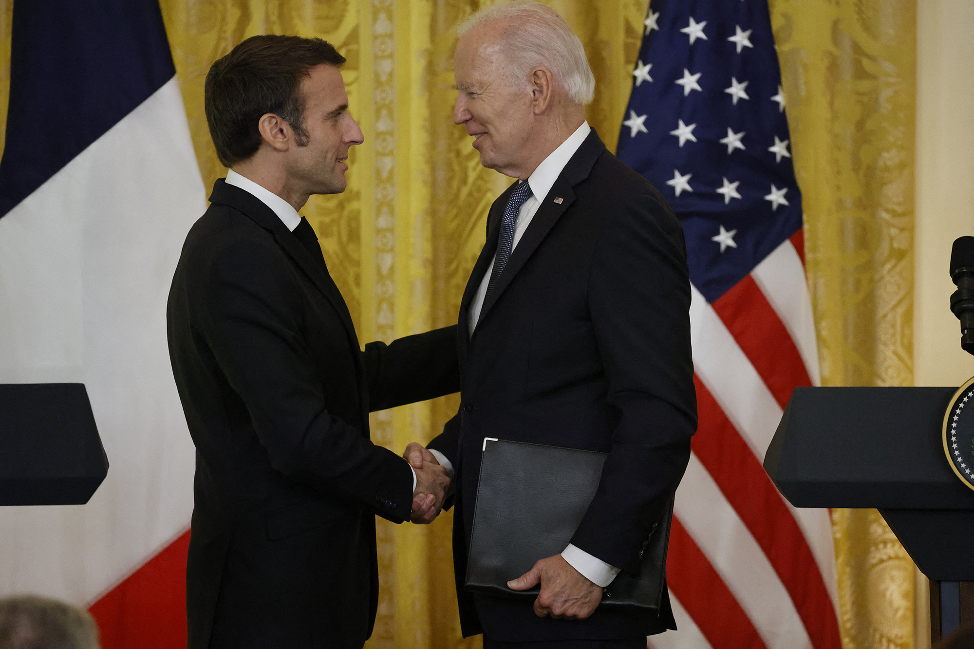 US-Präsident Joe Biden (re.) und der französische Präsident Emmanuel Macron bei einem Treffen im Weißen Haus am 1. Dezember (Bild: Ludovic Marin/AFP)