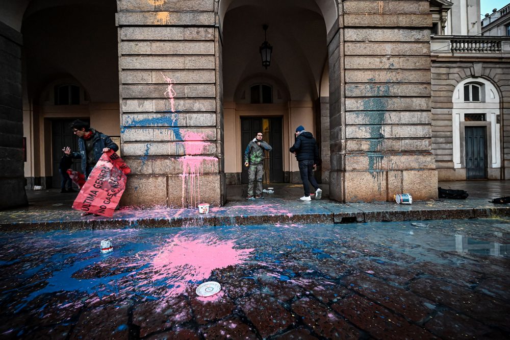 Klimaaktivisten beschmieren Mailänder Opernhaus Scala (Bild: Piero Cruciatti/AFP)