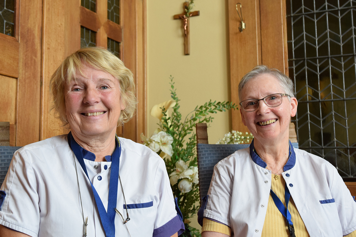 Marie-Pierre Thibaux und Irma Heuschen haben vom Lütticher Bischof den Aufrag erhalten, den Patienten im St.-Nikolaus-Hospital beizustehen. Sie betonen, dass sie allen zur Verfügung stehen - unabhängig von Religion und Glauben (Bild: SNH)