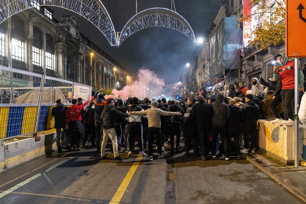 Im Brüsseler Stadtzentrum gab es bei den Feierlichkeiten nach dem WM-Sieg Marokkos gegen Spanien einzelne Ausschreitungen (Bild: James Arthur Gekiere/Belga)