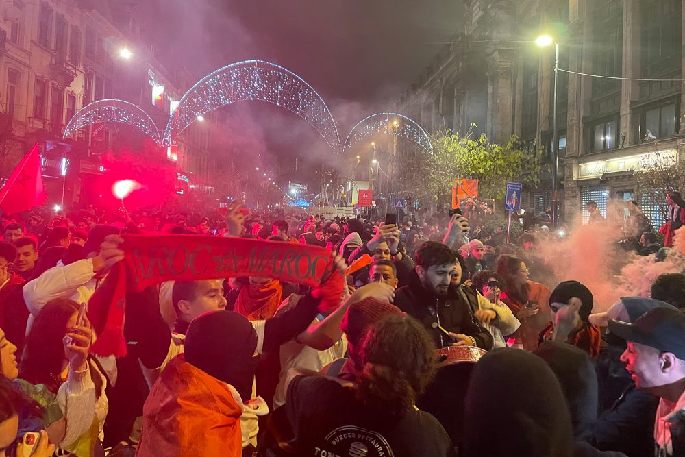 Siegesfeier von Anhängern der marokkanischen Fußball-Nationalmannschaft in Brüssel nach dem Erfolg gegen Spanien (Bild: Nils Quintelier/Belga)