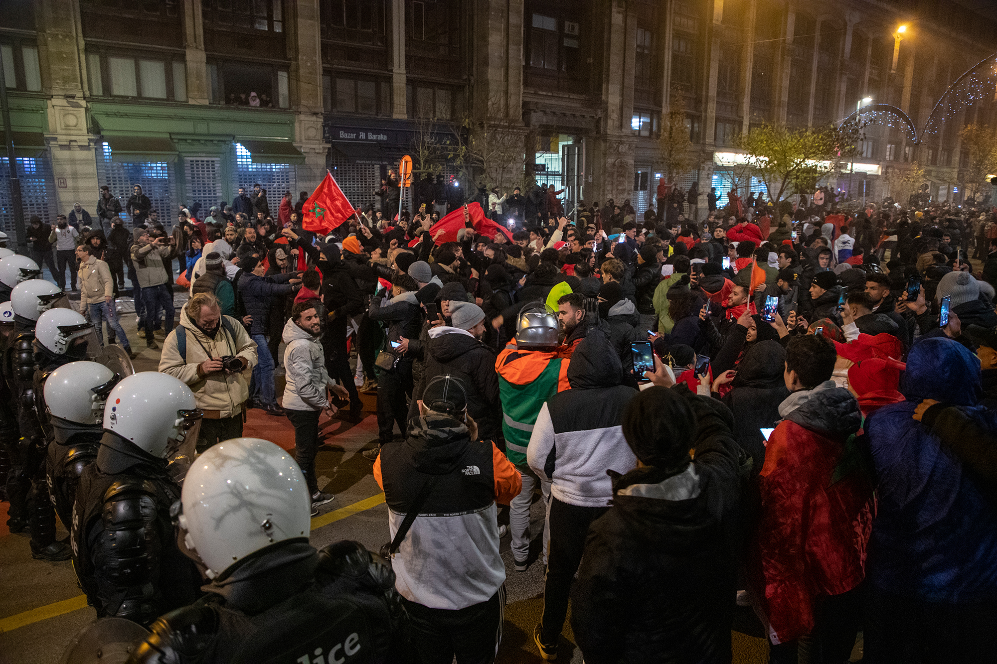 Die meisten Anhänger der marokkanischen Fußball-Nationalmannschaft feierten in Brüssel friedlich (Bild: Nicolas Maeterlinck/Belga)