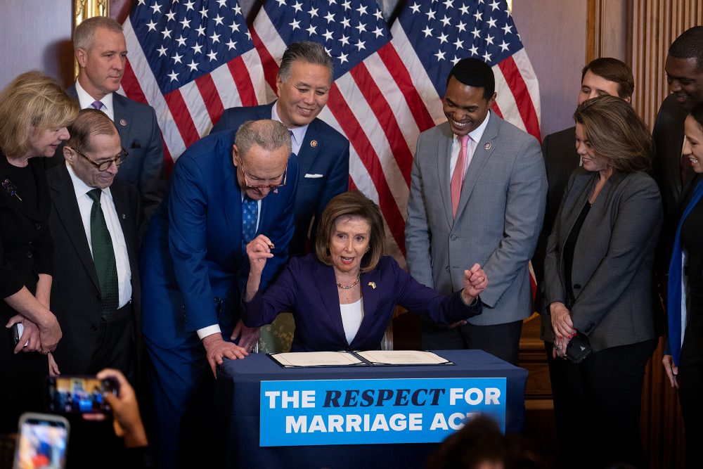 Die Vorsitzende des Repräsentantenhauses, Nancy Pelosi, unterschreibt das Gesetz zum Schutz gleichgeschlechtlicher Ehen ("Respect For Marriage Act") in Washington (Bild: Jim Watson/AFP)