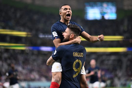 Kylian Mbappé und Olivier Giroud im Torjubel (Bild: Kirill Kudryavtsev/AFP)