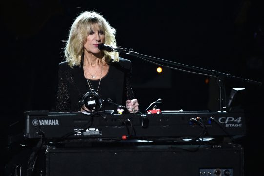Christine McVie bei einem Auftritt 2018 (Bild: Steven Ferdman/Getty Images/AFP)