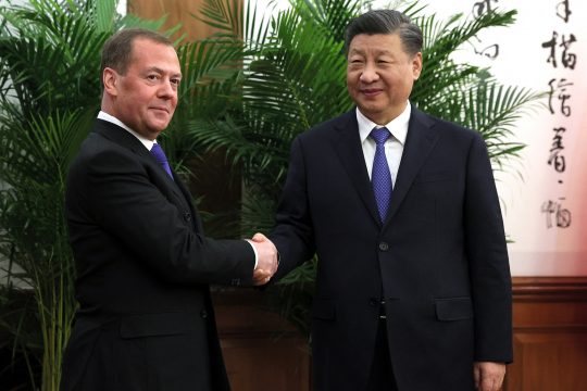 Der stellvertretende Vorsitzende des russischen Sicherheitsrates und Vorsitzende der Partei "Einiges Russland", Dmitri Medwedew (li.) bei seinem Treffen mit dem chinesischen Präsidenten Xi Jinping in Peking (Bild: Yekaterina Shtukina/Sputnik/AFP)