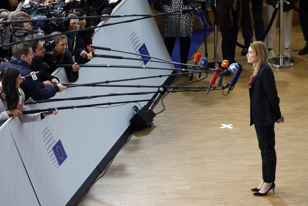 Eu-Parlamentspräsidentin Roberta Metsola beantwortet Fragen der Journalisten bei ihrer Ankunft in Brüssel am Donnerstagmorgen (Bild: Ludovic Marin/AFP)