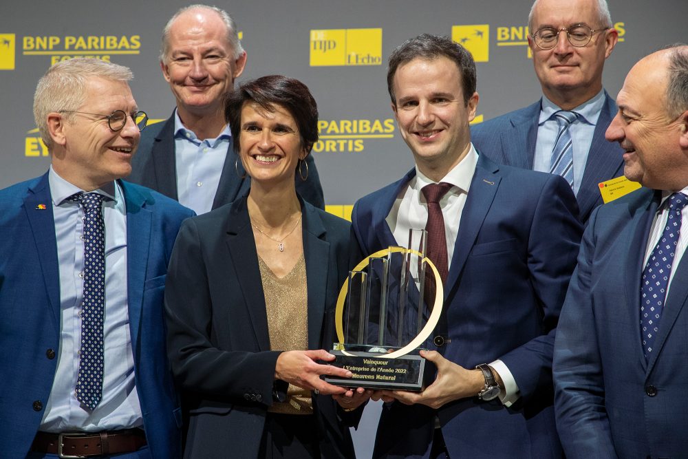 Das Team von Meurens Natural, Vizepremier und Mobilitätsminister Georges Gilkinet (li.) und der wallonische Vizeministerpräsident Willy Borsus (re.) bei der Preisverleihung (Bild: Nicolas Maeterlinck/Belga)