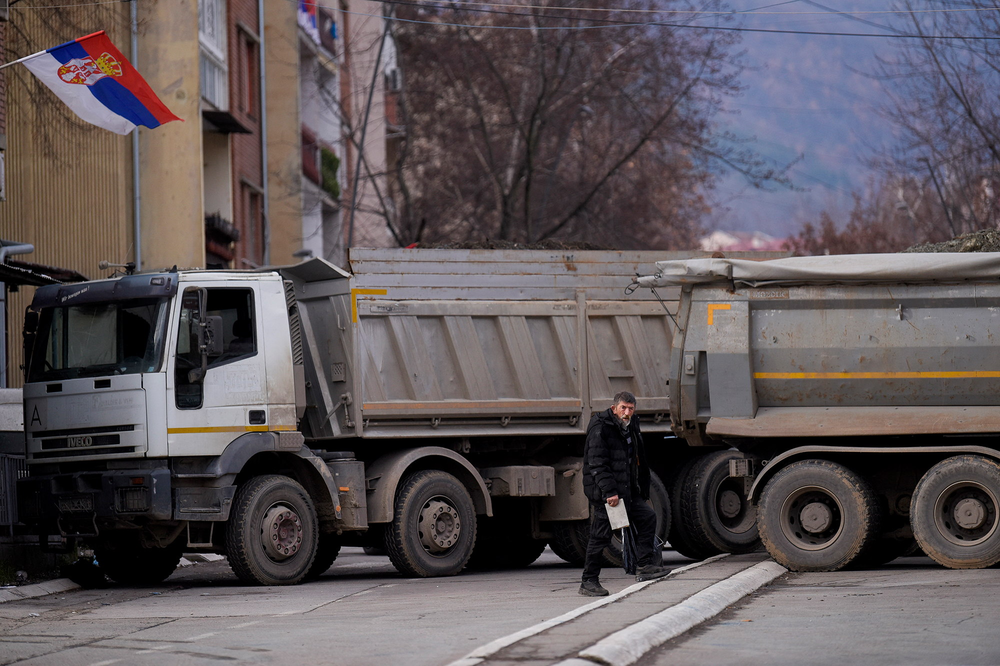 Straßenblockade in der Stadt Mitrovica (Bild: Armend Nimani/AFP)