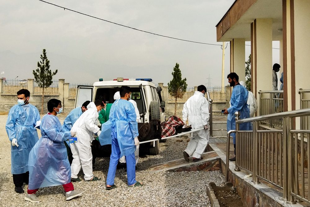 Medizinische Fachkräfte im Einsatz nach dem Unfall in Afghanistan (Bild: Farid Tanha/AFP)