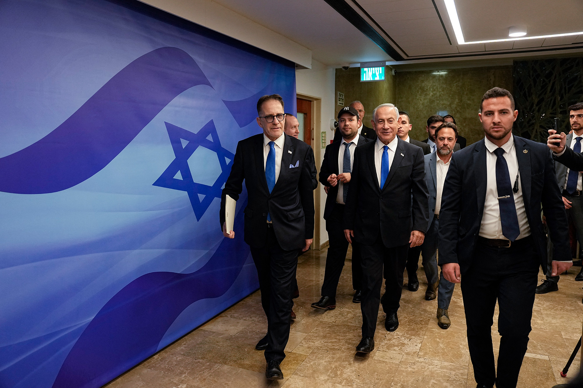 Israels Ministerpräsident Benjamin Netanjahu am Donnerstag auf dem Weg zur ersten Kabinettssitzung seiner neuen Regierung (Bild: Ariel Schalit/Pool/AFP)