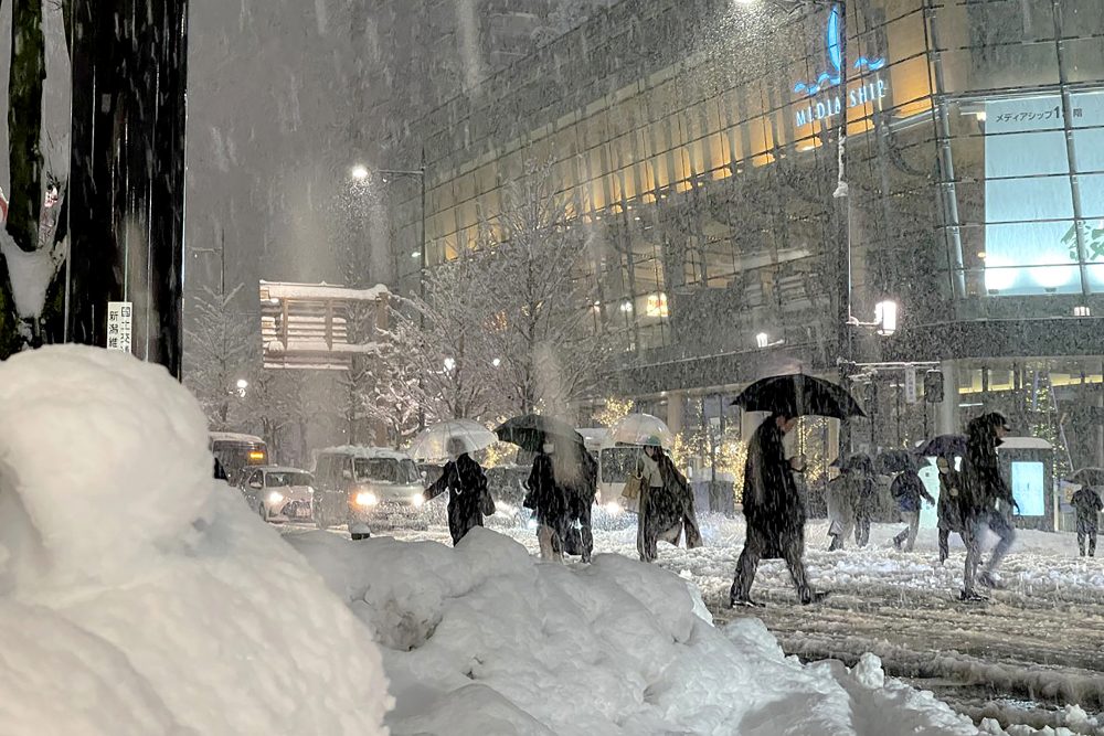 Schwere Schneefälle in Niigata am Montag (Bild: Jiji Press/AFP)