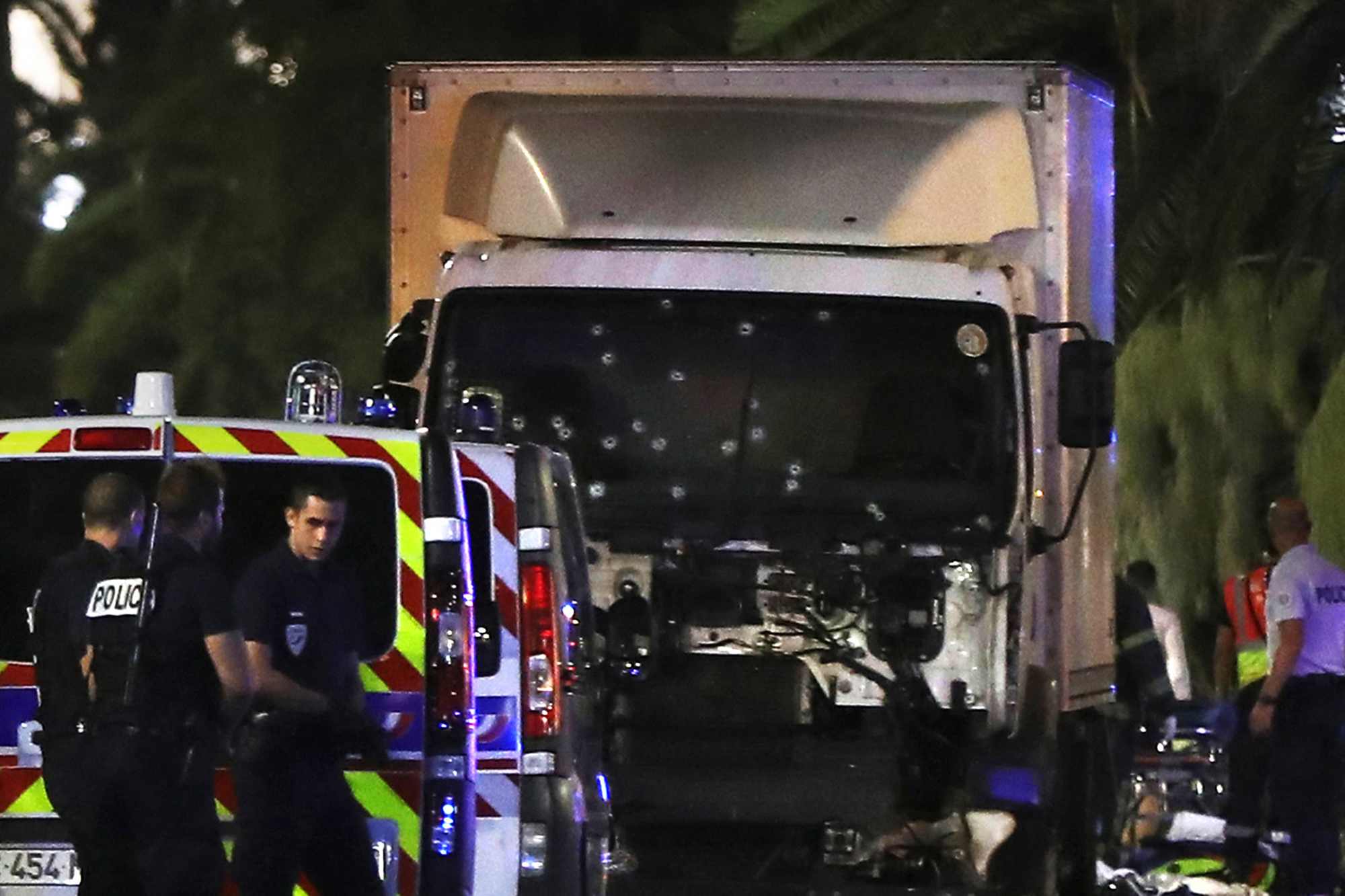 Mit diesem Lastwagen fuhr der Attentäter Mohamed Salmene Lahouaiej Bouhlel auf der Promenade des Anglais in Nizza durch eine Menschenmenge und tötete 86 Menschen (Archivbild: Valery Hache/AFP)