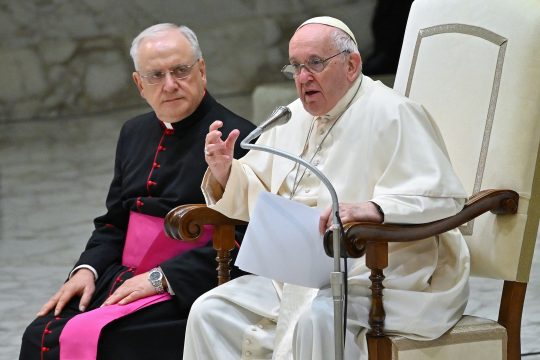 Papst Franziskus (re.) und der Präfekt des Päpstlichen Hauses, Monsignore Leonardo Sapienza während der wöchentlichen Generalaudienz (Bild: Filippo Monteforte/AFP)
