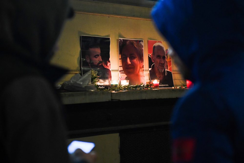 Gedenken an die drei Opfer der Attacke in Paris (Bild: Julie Sebadelha/AFP)