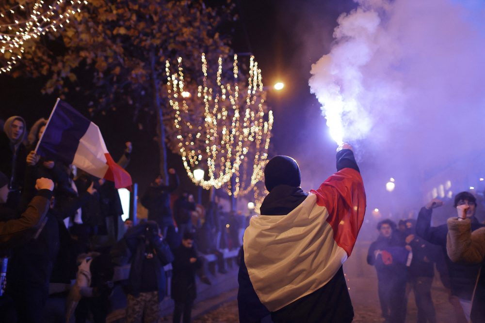 Fanfeiern auf der Champs-Elysees in Paris (Bild: Thibaud Moritz/AFP)