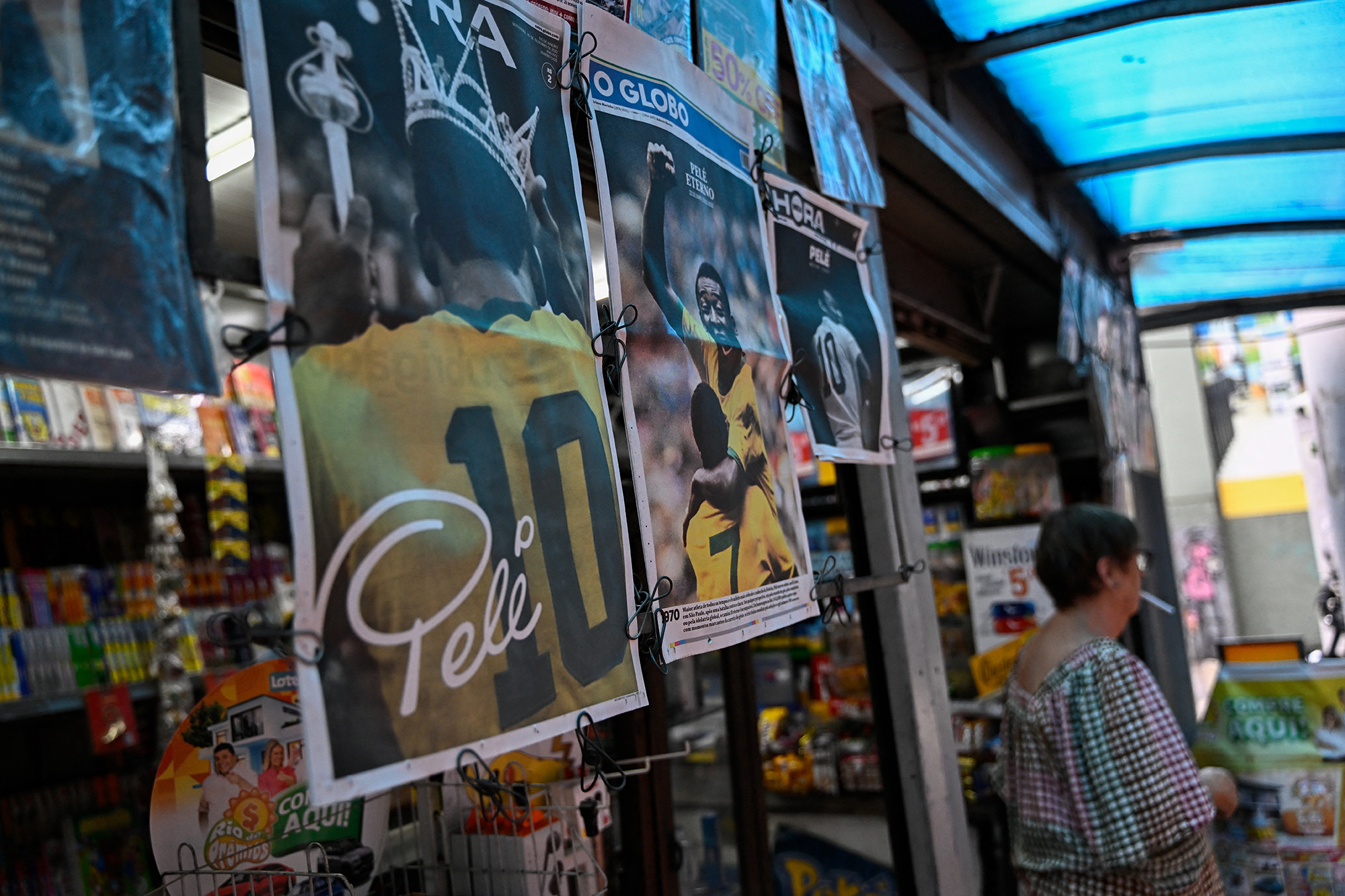 Brasilianische Zeitungen am Tag nach Pelés Tod (Bild: Mauro Pimentel/AFP)