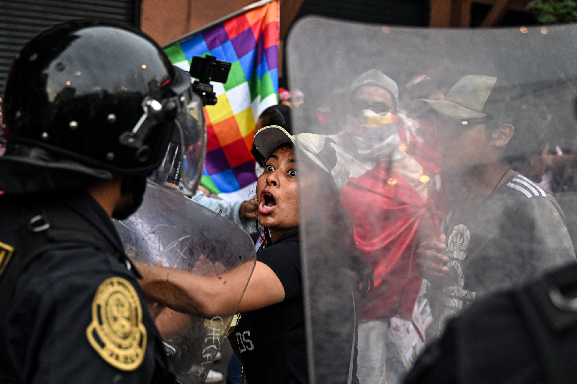 Anhänger des ehemaligen Präsidenten Pedro Castillo stoßen während einer Demonstration für seine Freilassung und die Schließung des peruanischen Kongresses in Lima mit der Bereitschaftspolizei zusammen (Bild: Ernesto Benavides/AFP)