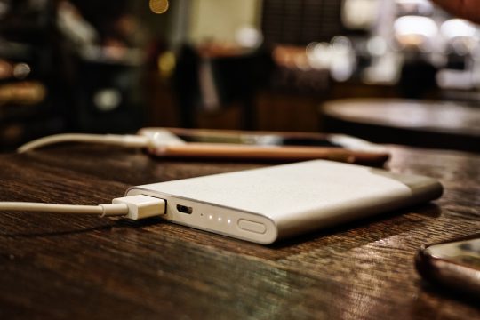 Smartphone mit Powerbank