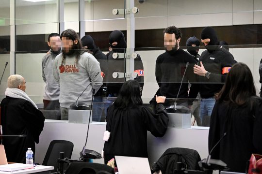 Die Angeklagten Mohamed Abrini, Osama Krayem und Salah Abdeslam beim ersten Prozesstag in Brüssel (Bild: Didier Lebrun/Pool/Belga)