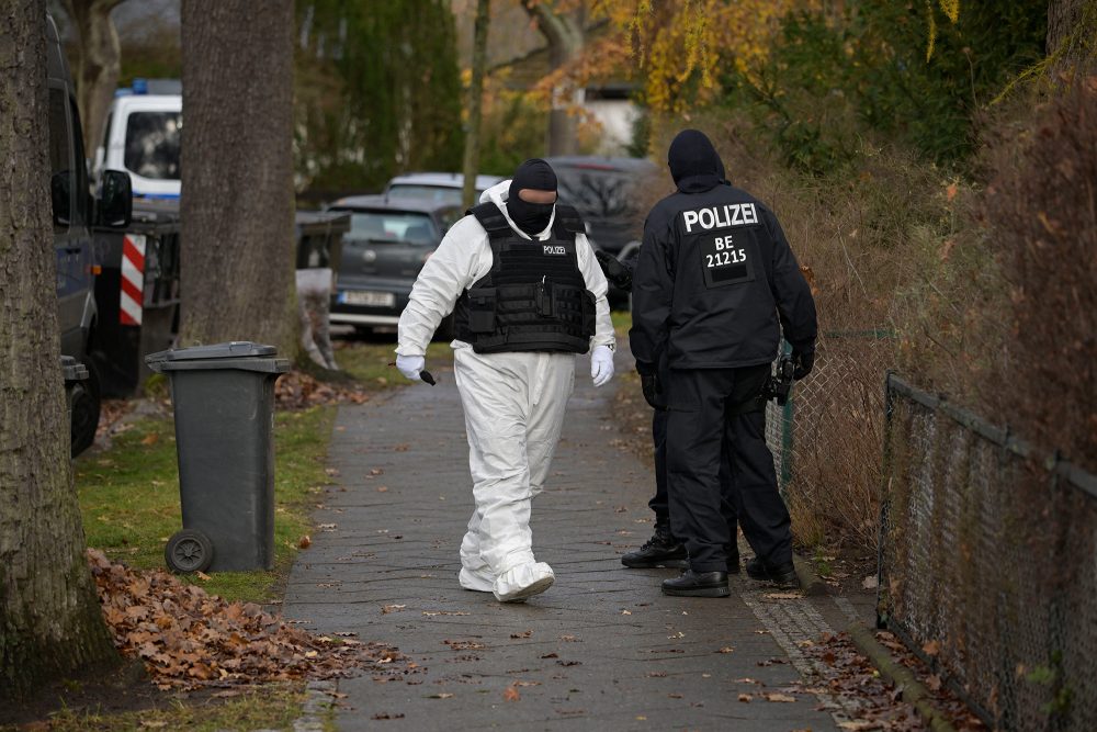 Polizisten in Berlin während einer Razzia in der "Reichsbürger"-Szene (Bild: Tobias Schwarz/AFP)