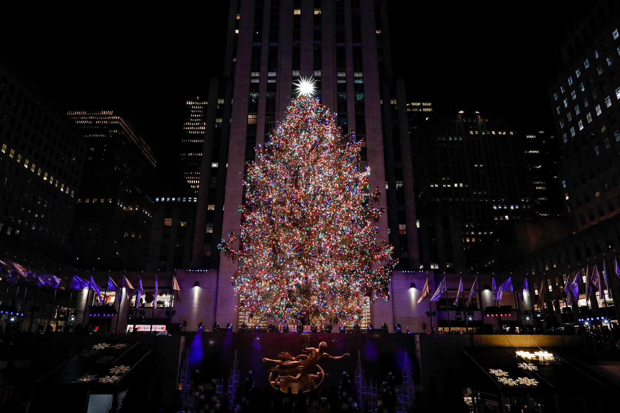 Lichter am Weihnachtsbaum vor dem Rockefeller Center