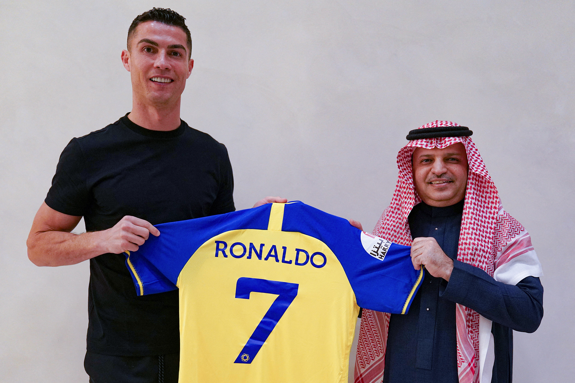 Cristiano Ronaldo bekam von Al-Nassr-Vereinspräsident Musalli Al-Muammar das Trikot mit der Nummer sieben überreicht (Bild: Al Nassr Football Club/AFP)