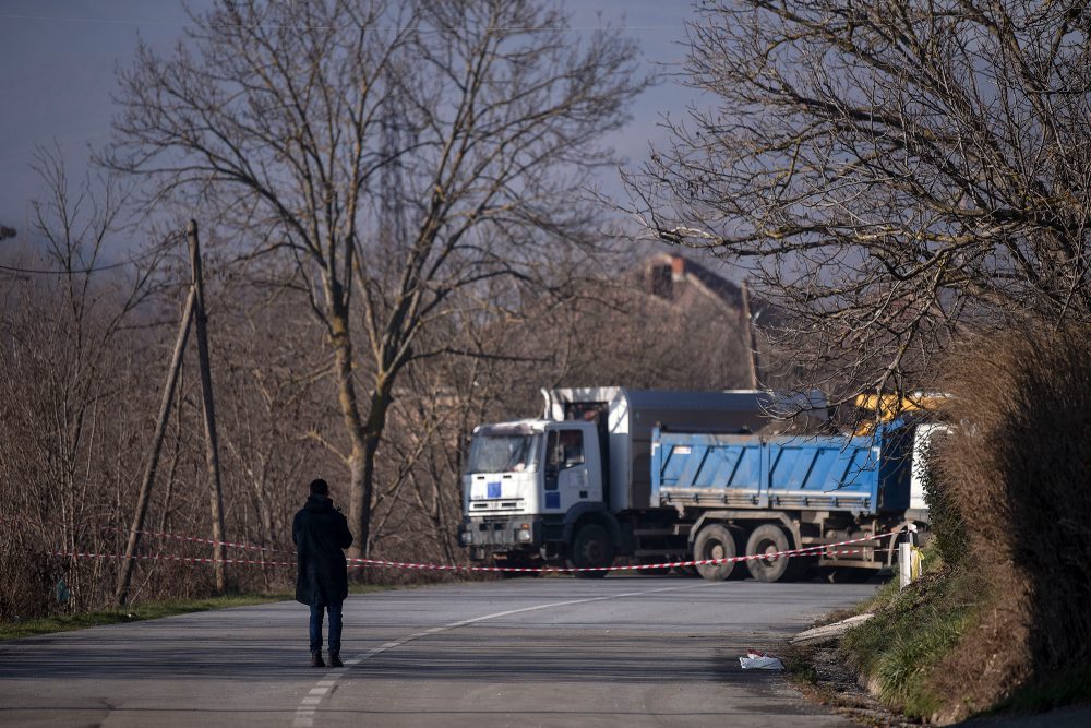 Auch vor dem Dorf Rudare wurde eine Barrikade errichtet (Bild: Armend Nimani/AFP)