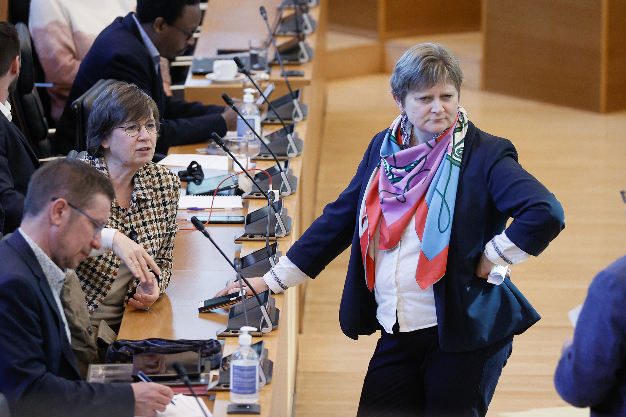 Sabine Laruelle (r.) im Wallonischen Parlament (Bild: Bruno Fahy/Belga)