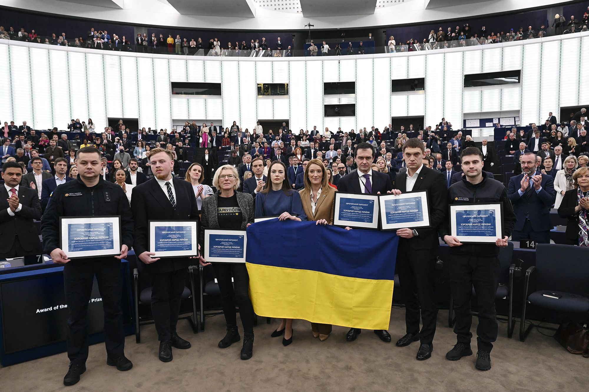 Vertreter des ukrainischen Volkes zusammen mit der Präsidentin des Europäischen Parlaments, Roberta Metsola (4. v. r.), bei der Verleihung des Sacharow-Menschenrechtspreises 2022 des Europäischen Parlaments am 14. Dezember 2022 in Straßburg (Bild: Frederick Florin/AFP)