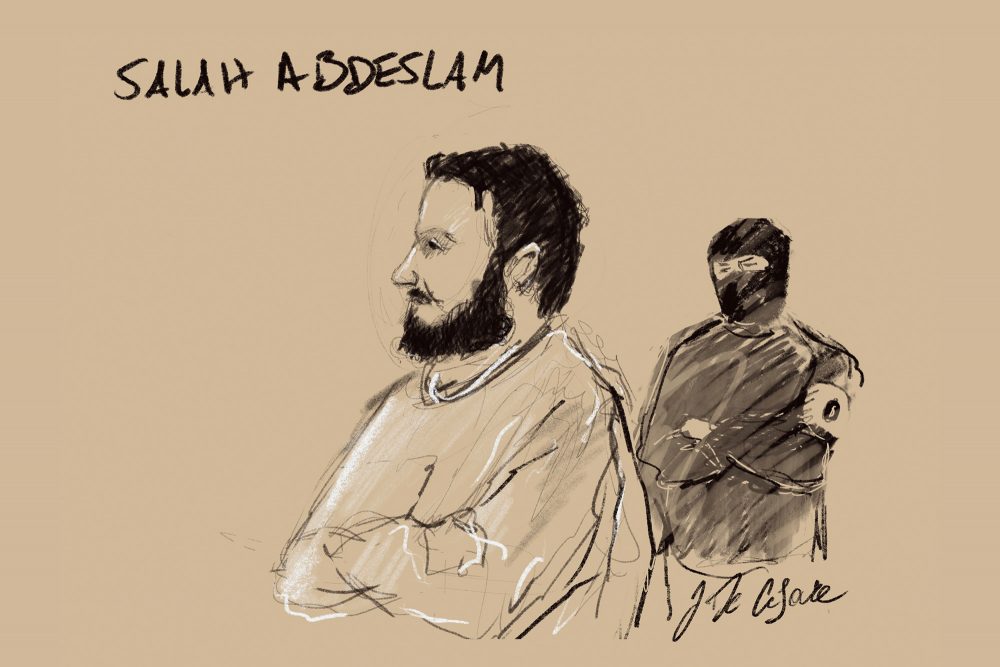 Die Gerichtszeichnung zeigt den Angeklagten Salah Abdeslam am ersten Tag des Terror-Prozesses in Brüssel (Bild: Jonathan De Cesare/Belga)
