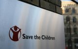 Logo der Nichtregierungsorganisation Save the Children (Bild: Daniel Leal/AFP)