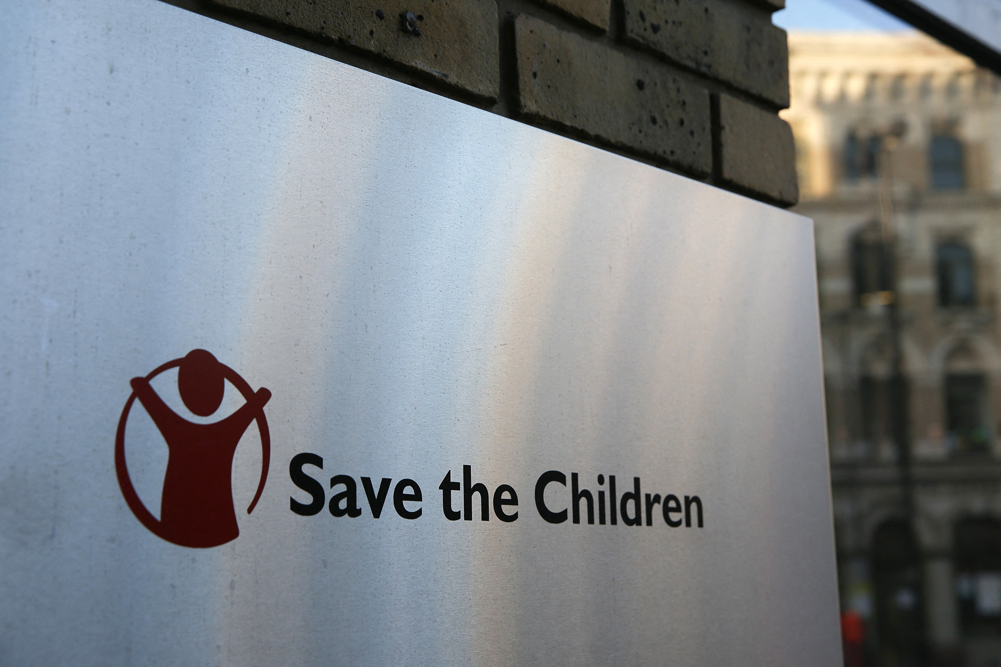 Logo der Nichtregierungsorganisation Save the Children (Bild: Daniel Leal/AFP)