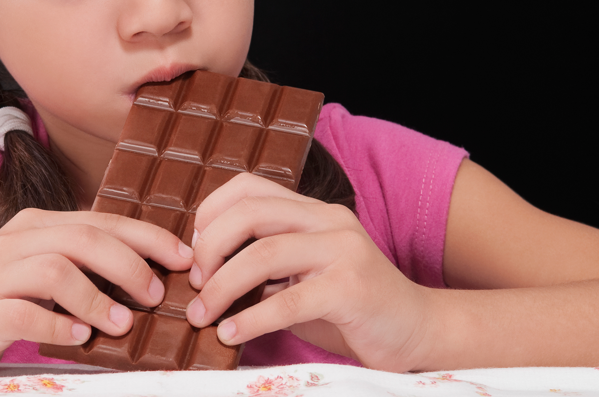 Kind mit Schokoladentafel (Illustrationsbild: ©Bildagentur PantherMedia)