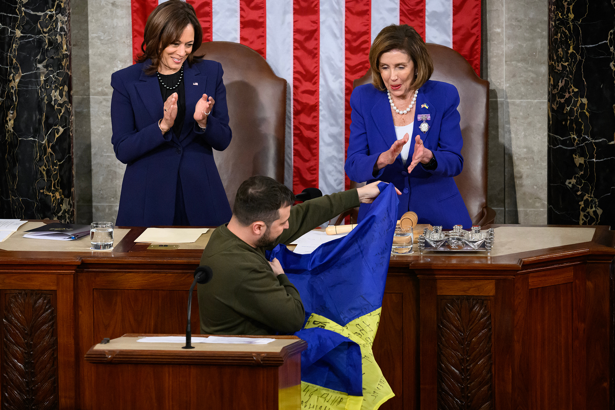 Wolodymyr Selenskyj überreicht der Sprecherin des Repräsentantenhauses, Nancy Pelosi, eine ukrainische Flagge (Bild: Mandel Ngan/AFP)