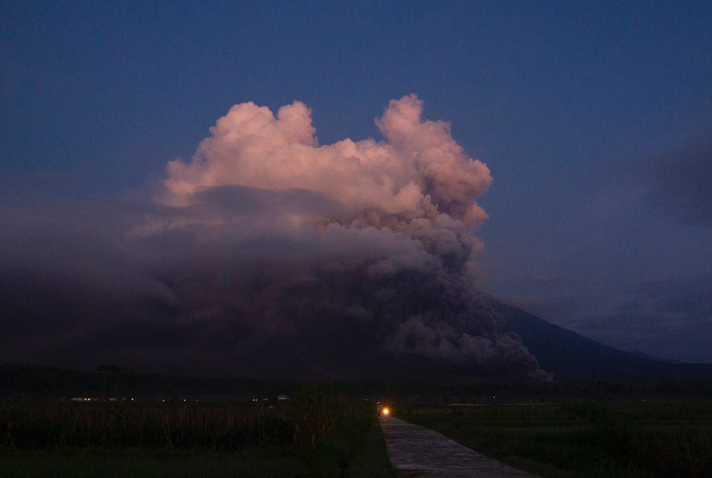 Indonesischer Vulkan Semeru bricht erneut aus (Bild: Agus Harianto/AFP)