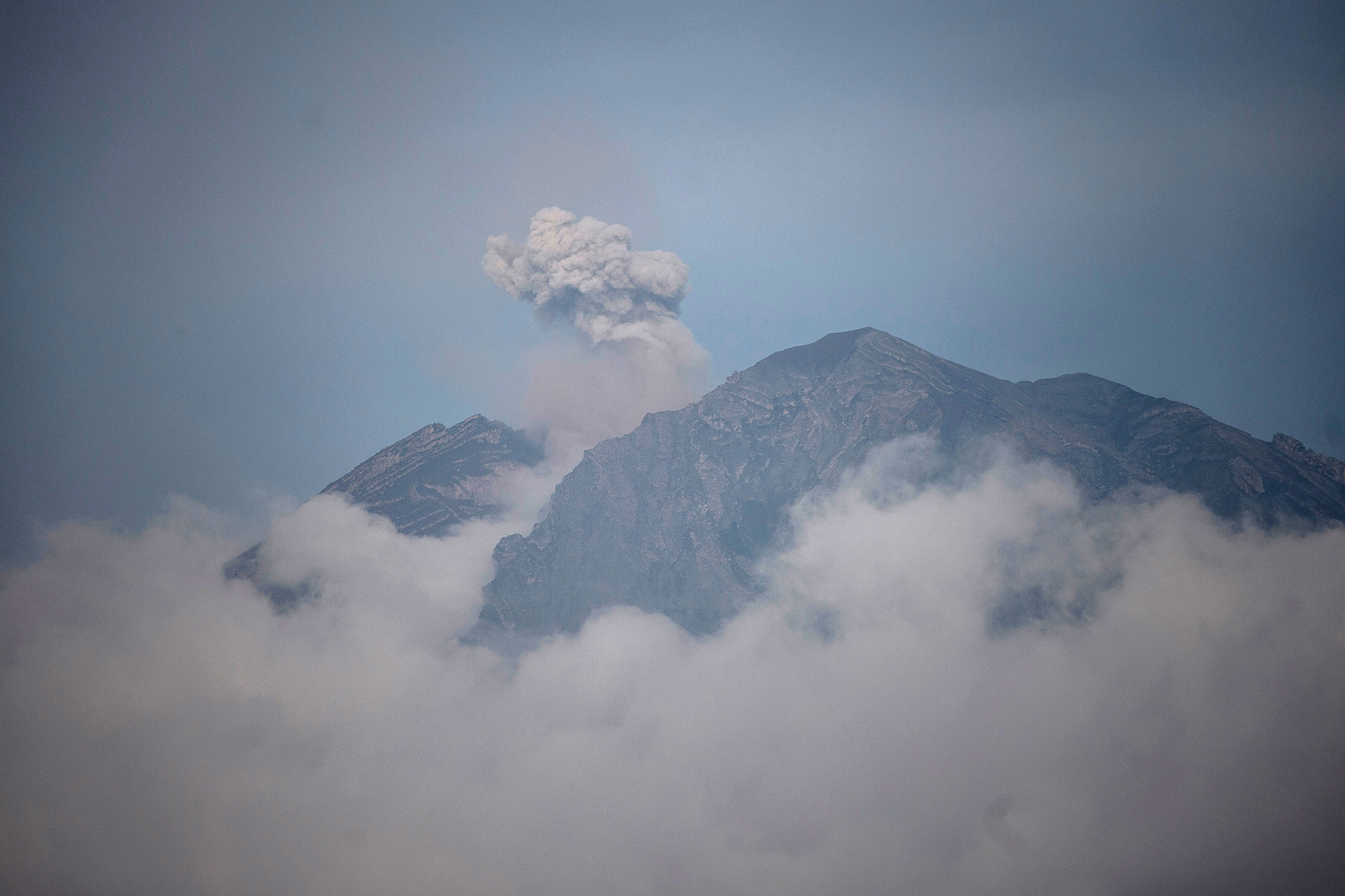 Rauch steigt vom Semeru in Lumajang auf (Bild: Juni Kriswanto/AFP)