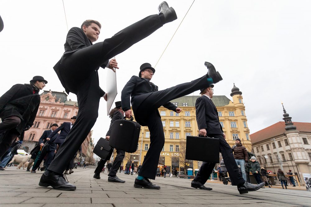 Monty-Pyhton-Fans feiern den Silly-Walk-Day (Bild: Radek Mica/AFP)
