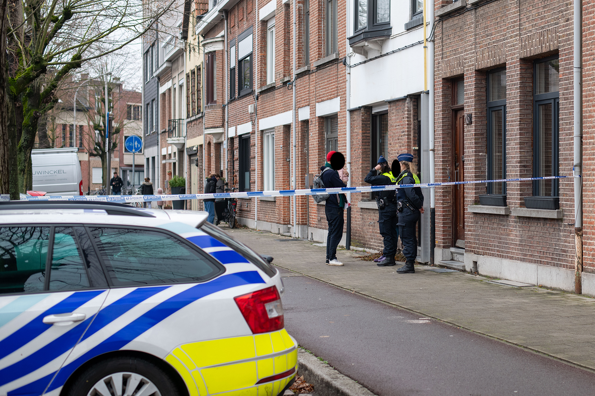 Polizisten vor dem Zuhause des Opfers in Berchem, Antwerpen am Mittwoch (Bild: Jonas Roosens/Belga)