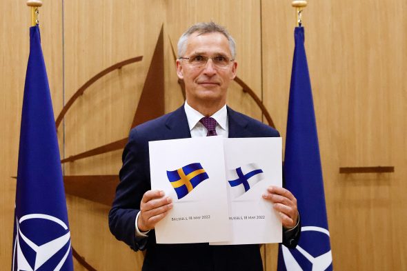 Nato-Generalsekretär Jens Stoltenberg mit den Anträgen aus Schweden und Finnland am 18. Mai (Bild: Johanna Geron/AFP)