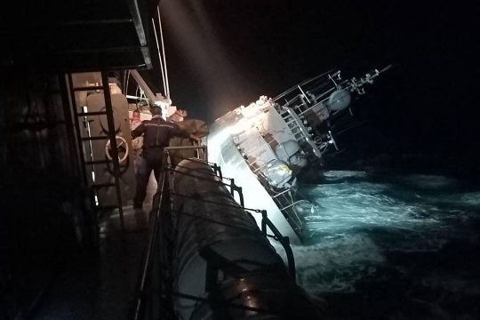 Die HTMS Sukhothai kurz vor dem Untergehen (Bild: Royal Thai Navy/AFP)