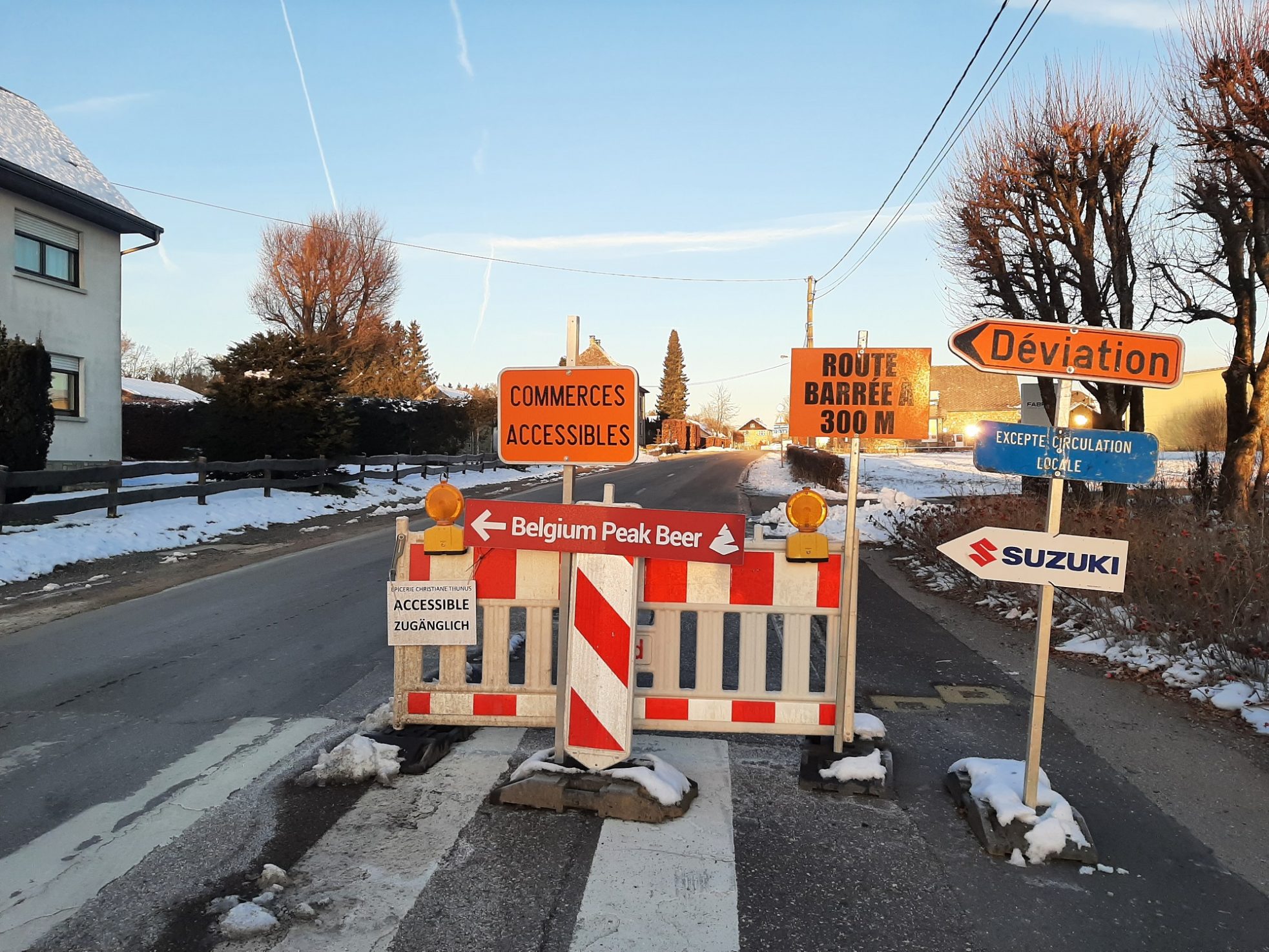 Ab und nach Sourbrodt wird der Verkehr noch bis Ende nächster Woche umgeleitet (Bild: Stephan Pesch/BRF)