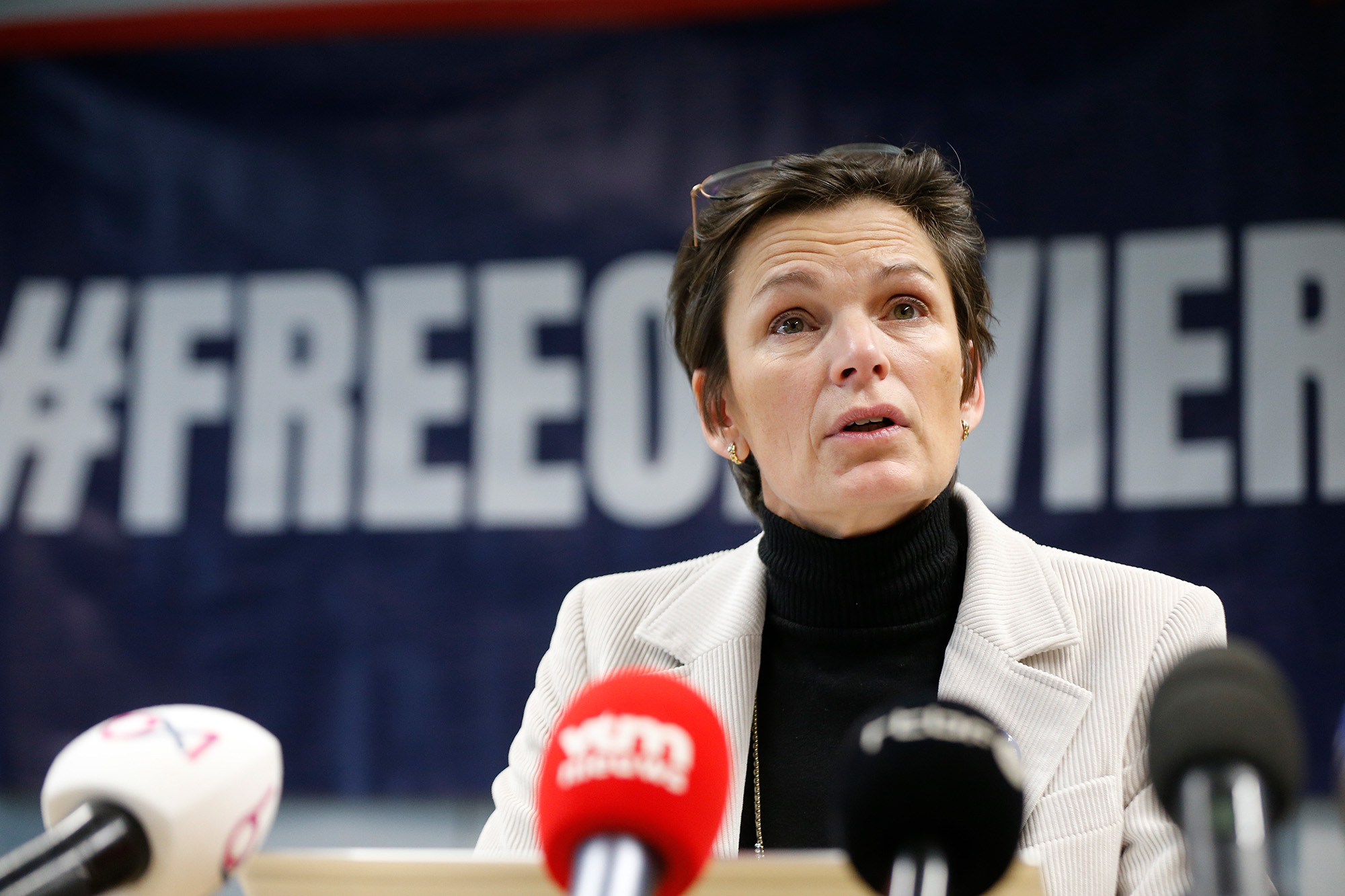 Nathalie Vandecasteele, die Schwester von Olivier Vandecasteele, bei einer Pressekonferenz am Freitag in Brüsssel (Bild: Nicolas Maeterlinck/Belga)