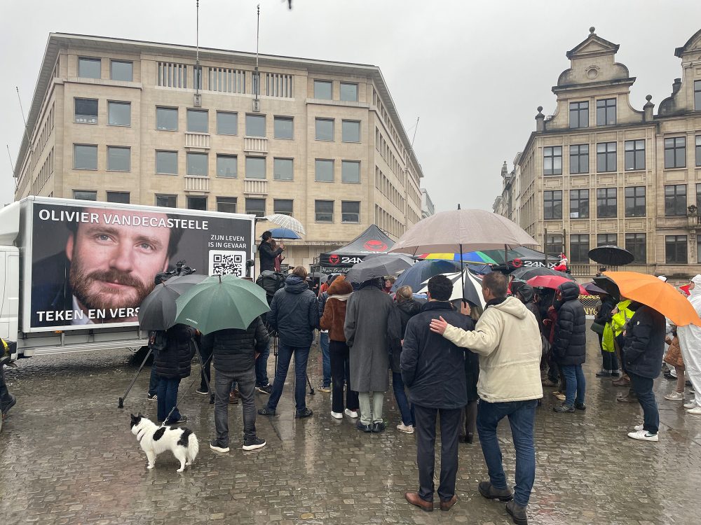 Angehörige von Olivier Vandecasteele demonstrieren in Brüssel (Bild: Nils Quintelier/AFP)